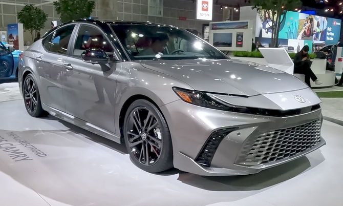 2025年型トヨタ・カムリ XSE（米国仕様）のフロントビュー