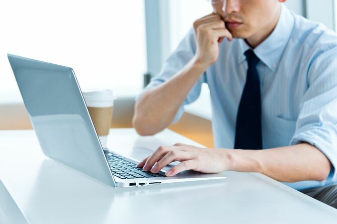 ラップトップで働くアジアのビジネスマン