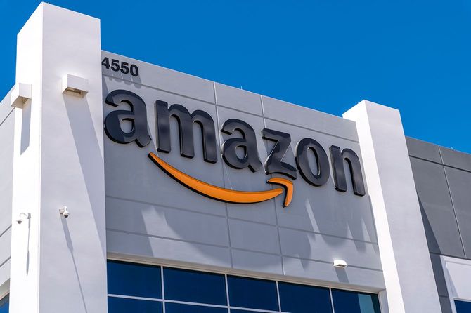 建物に設置されたアマゾンのロゴ