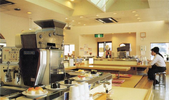 鈴茂器工の「寿司ロボット 第1号」が回転寿司店で実際に使われている様子