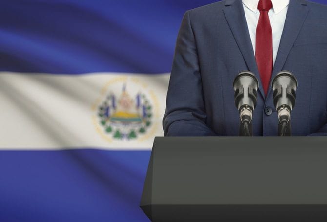 エルサルバドルの国旗とスピーチする人