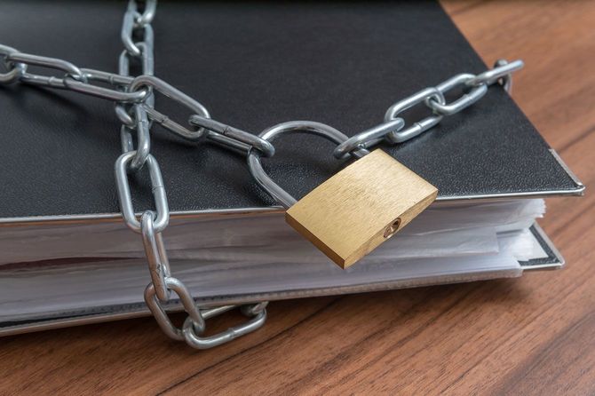 南京錠がかけられたファイル