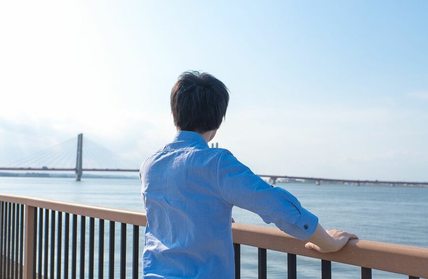 川を見ているアジア人男性
