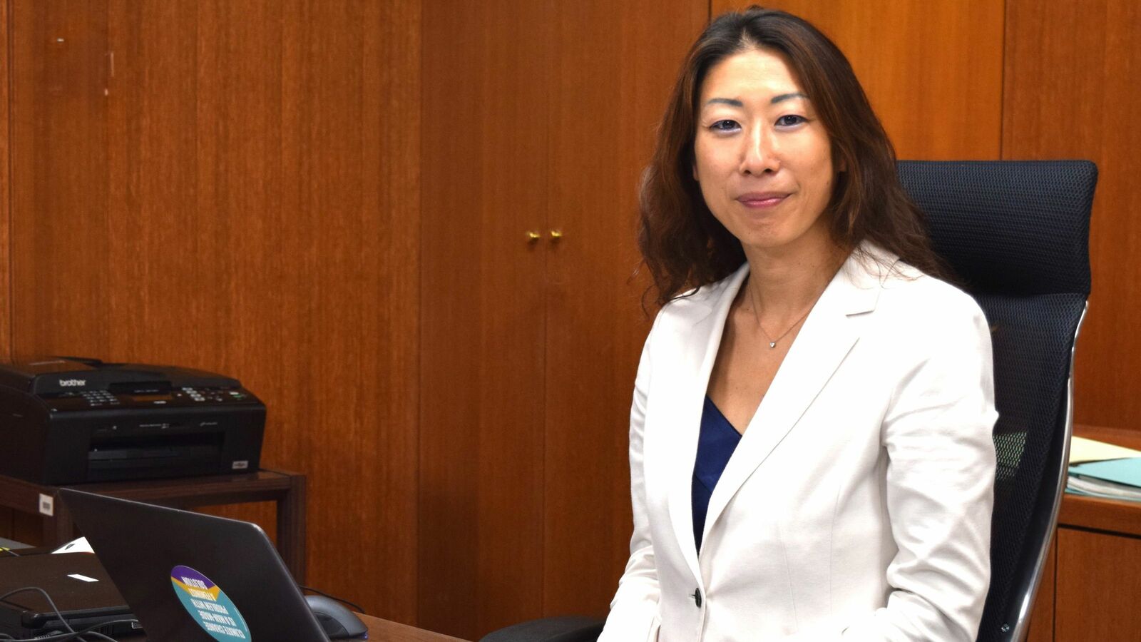 地盤も資金もない48歳女性が杉並区長に…｢高齢男性に支配された政治｣を壊す"ドブ板じゃない"やり方 15歳の息子をベルギーに残し､選挙を戦った母