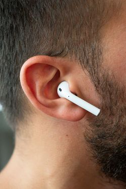 アップルのAirPodsを装着した右耳