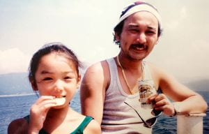 6~7歳ごろの朝奈さん(左)と父・嶢至さん(右)