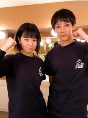 団体1位・鮭＆鱸コンビ。左から鮭山未菜美氏、鈴木陸氏。サウナ＆カプセルホテル北欧所属。演目テーマは「天狗の奇跡」。使用アロマは「白樺・キンモクセイ・桜」