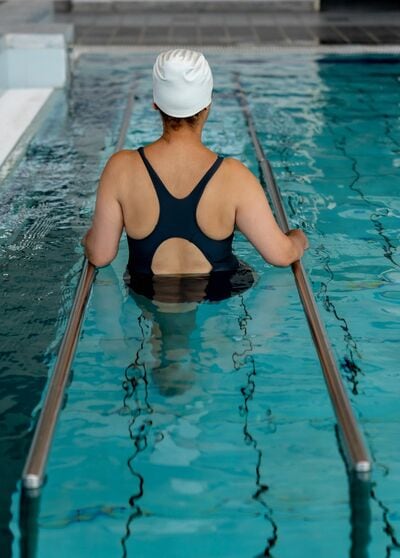 プールで水中歩行をする女性