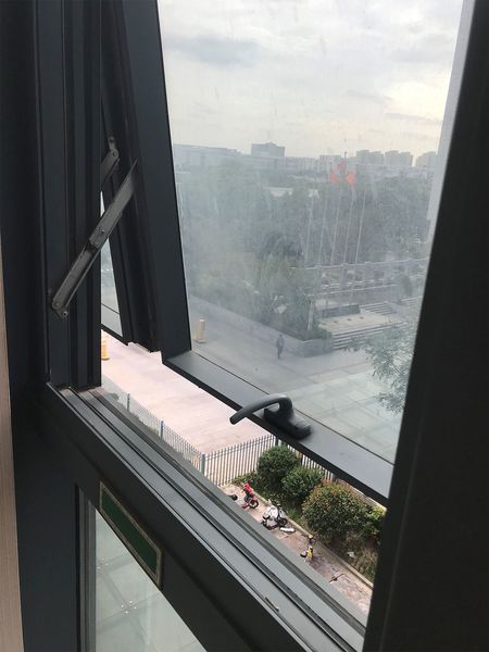 換気のために部屋の窓が常時開いている。閉めることはできないようになっていた。