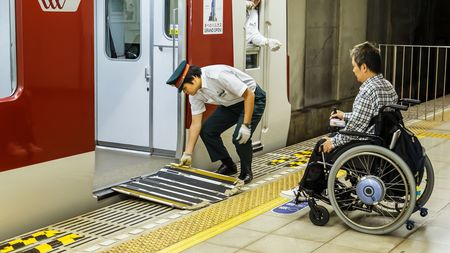 駅員さんに手伝ってもらうのは申し訳ない 車いす利用者にそう思わせる日本社会は恥ずかしい 日本も物理的なバリアフリーはどんどん改善しているが President Online プレジデントオンライン