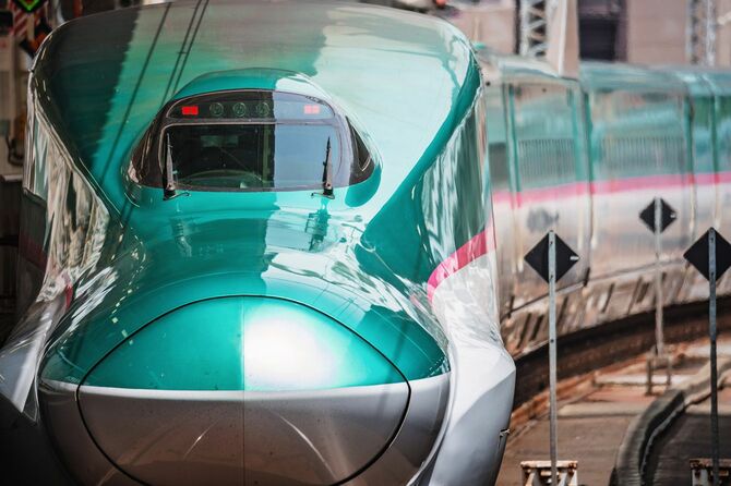 2017年7月27日、宮城県仙台市を走るE5系新幹線