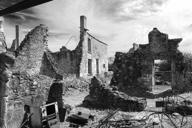 ナチスによる火災後のオラドゥール・シュル・グラヌの村の一部の遺跡 