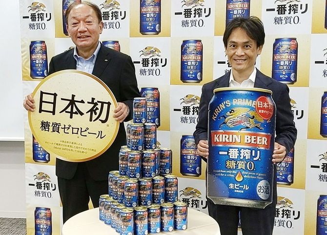 新商品「キリン一番搾り　糖質ゼロ」をPRするキリンビールの布施孝之社長（左）ら＝2020年8月27日、東京都中央区