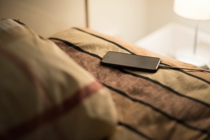 ベッドの上のスマートフォン