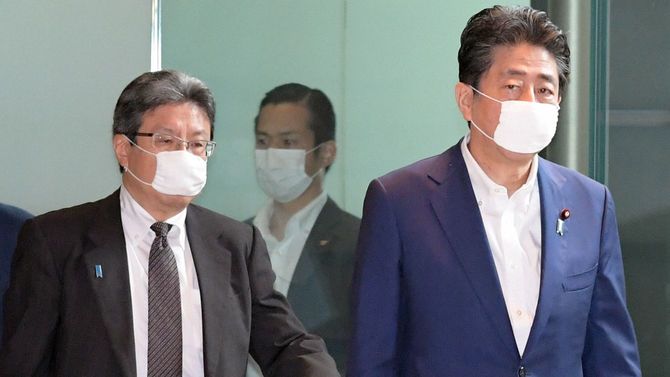 首相官邸に入る安倍晋三首相（右）。左は今井尚哉首相補佐官＝東京都千代田区、2020年7月7日