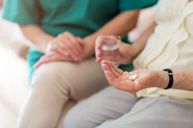 薬を飲む高齢者