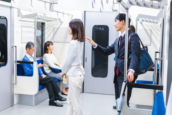 忘れられた傘を指摘するビジネスマン