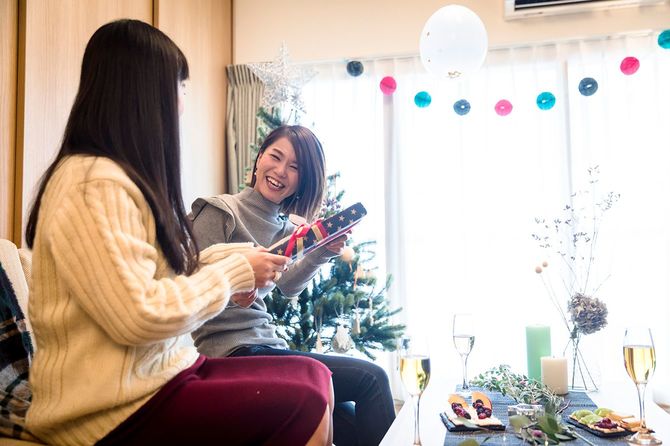 プレゼント交換を楽しむ日本の女の子