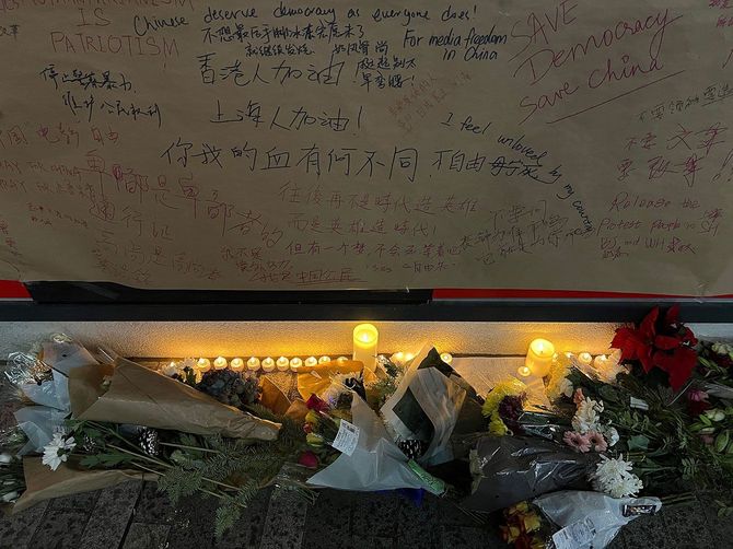 ロンドン・スクール・オブ・エコノミクスのセンタービル前で行われた、ゼロコロナ政策に反対する抗議デモ