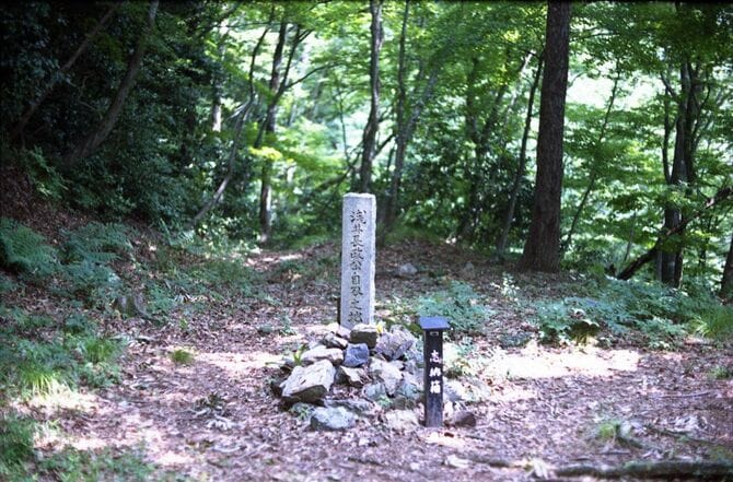 浅井長政自刃之地、小谷城跡内