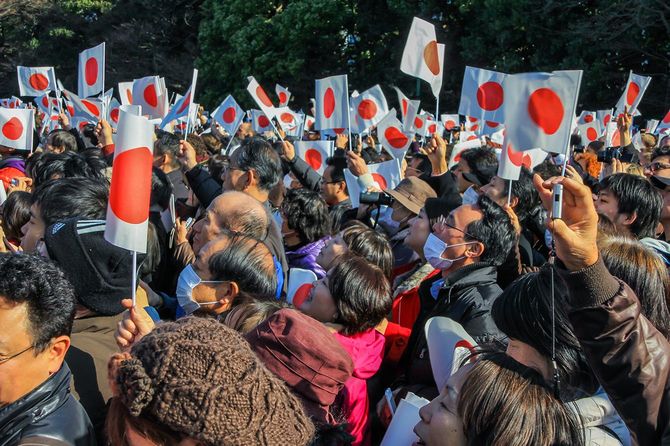 東京の正月初日に皇居前の広場にあるバルコニーの下の群衆
