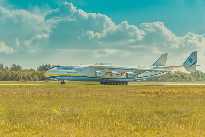 AN225 Mriya Hostomel ランウェイに発車し、空港