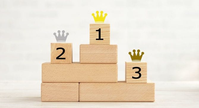 木製ブロックで構成された表彰台