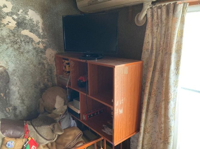 遺体発見後の部屋の様子。ベビーベッドの上に犬とロバのぬいぐるみが見える