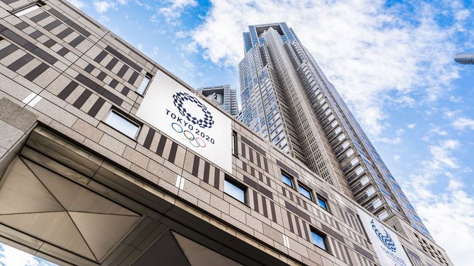 東京都庁に掲げられた東京オリンピックのロゴ＝2017年11月29日