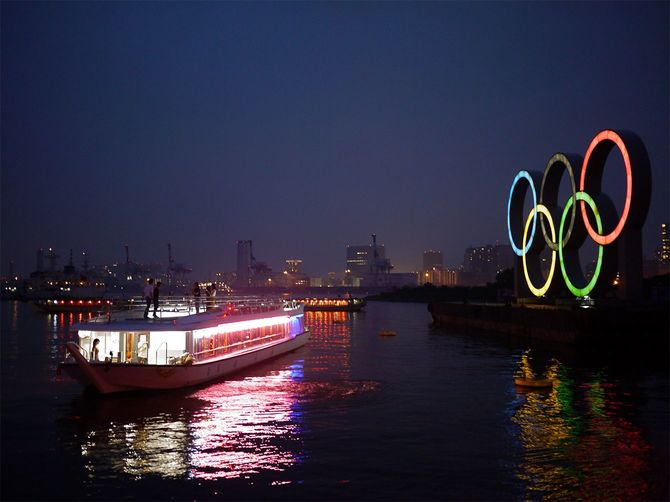 7月24日、幻の東京2020大会開会式の日、お台場に50隻の屋形船が集結。医療従事者への感謝を示す提灯を点灯した。
