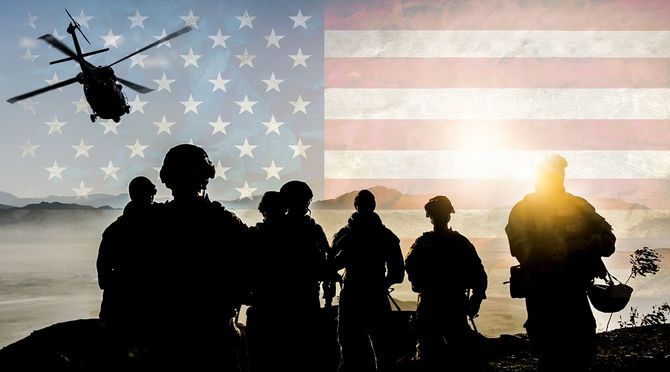 アメリカの国旗の背景に軍事ミッションの間に兵士のシルエット