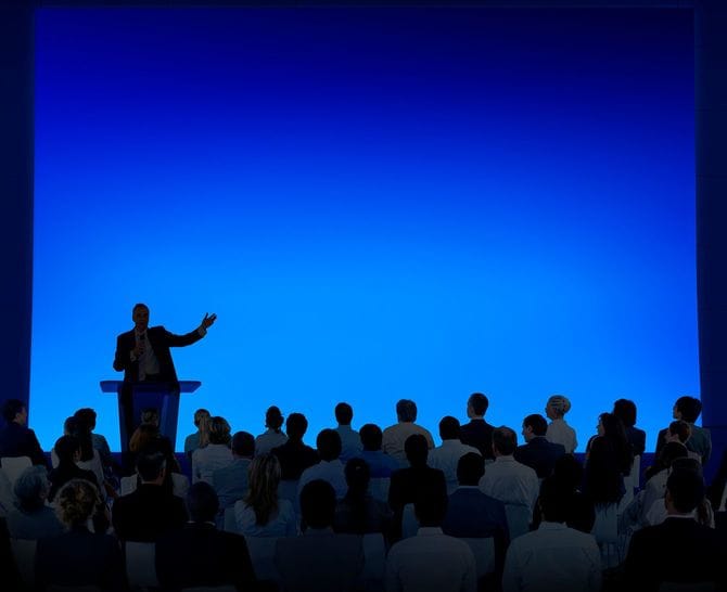 聴衆の前で話をする登壇者