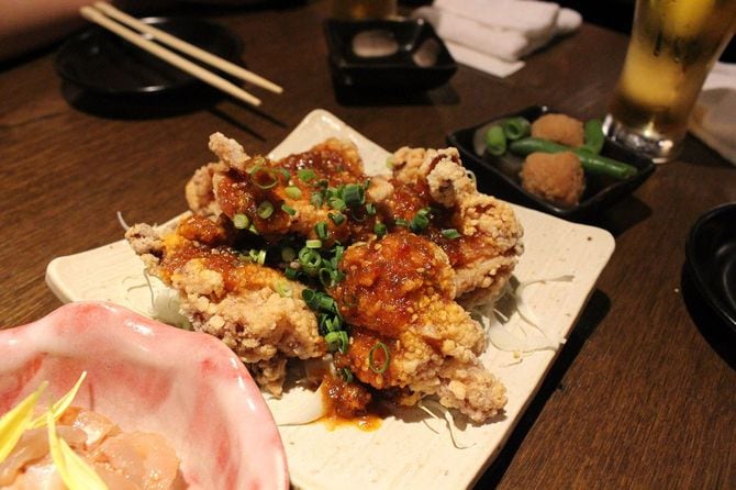 日本の居酒屋で出される韓国のフライドチキン