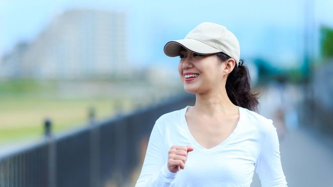 野外をジョギングする健康的な女性