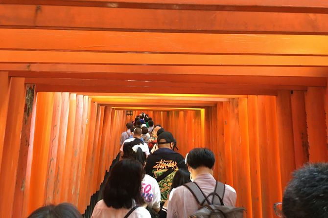 9月の4連休中、鳥居の入口から人の列で渋滞の伏見稲荷大社