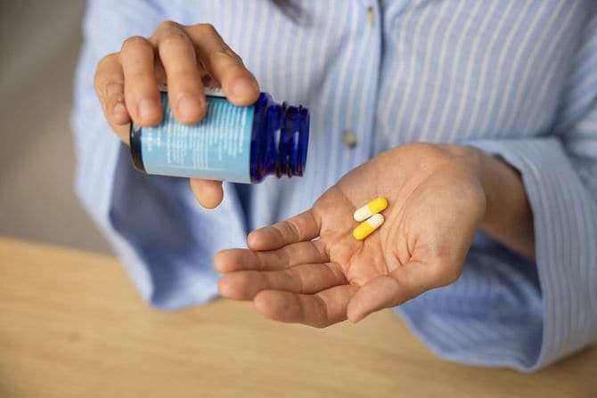 薬を手のひらにのせる人