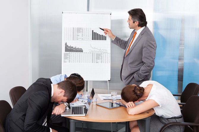 オフィスでのプレゼンテーションで退屈する同僚