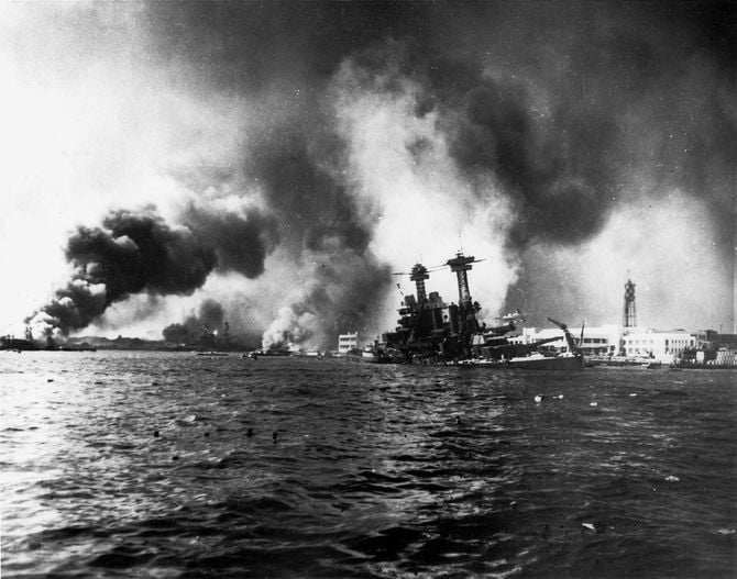 ハワイ州パールハーバー沖でアメリカ海軍の戦艦USSカリフォルニアが沈没する様子。1941年12月7日（米国海軍公式写真）
