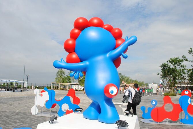 後ろ姿がエモいと評判の西ゲートのミャクミャク像