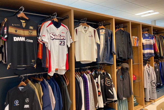 ZETT by BEAMS DESIGNの商品が並ぶ店内