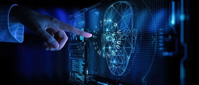 顔認証のロックを解除しようとしている指先