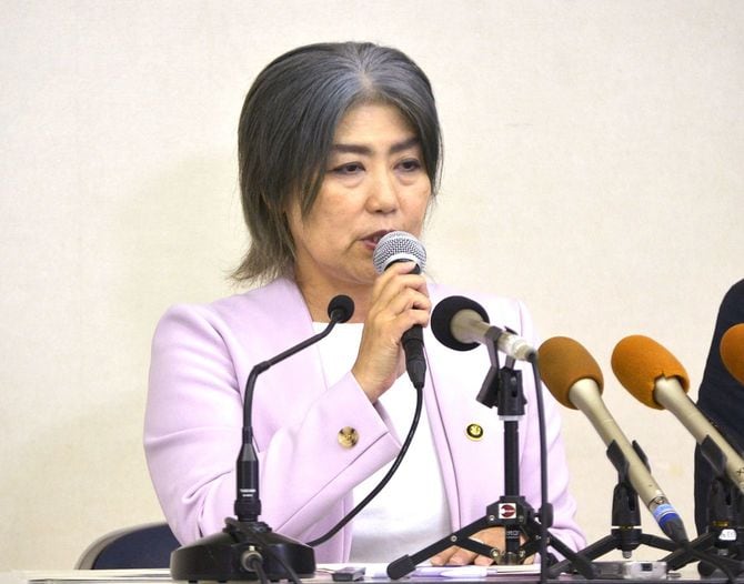 記者会見する静岡県伊東市の田久保真紀市長=2025年7月7日、同市