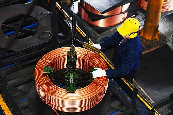 工場で銅線を扱う作業員