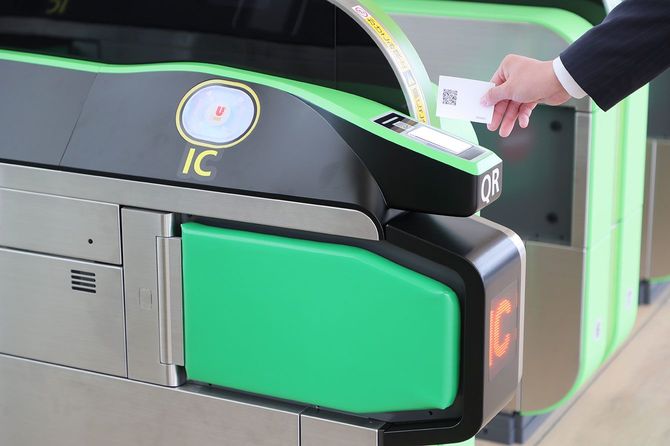 報道公開されたJR高輪ゲートウェイ駅の改札機。ICカードタッチ部分に加えQRコード読み取り部分も搭載されている＝2020年3月9日、東京都港区