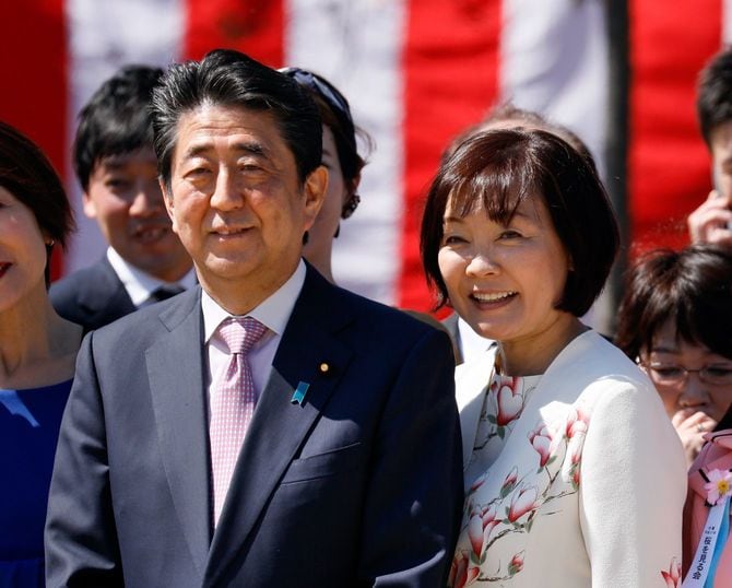 2019年4月13日、東京都内の新宿御苑で開かれた「桜を見る会」での安倍晋三首相(左・当時)と昭恵夫人。この会には約1万8000人のゲストが招待された。