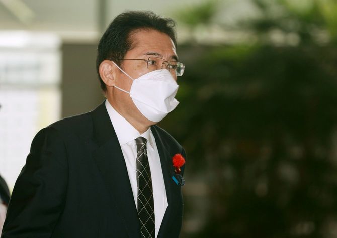 官邸に入る岸田首相