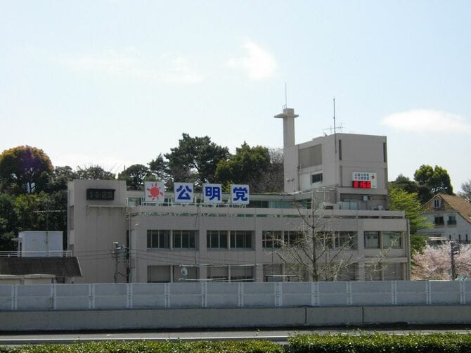 東京・新宿区にある公明党本部。2010年4月10日撮影。