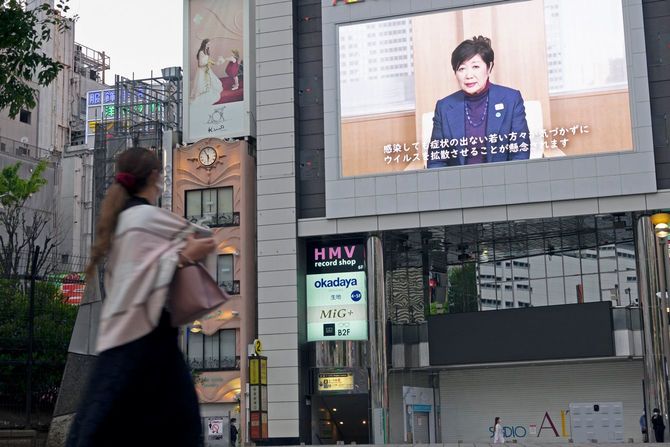 2020年4月26日、緊急事態宣言が発出され、人気のない新宿の街。アルタの街頭ビジョンに映る小池都知事の放送