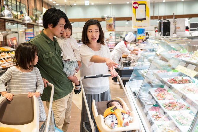 一家5人でスーパーでお買い物