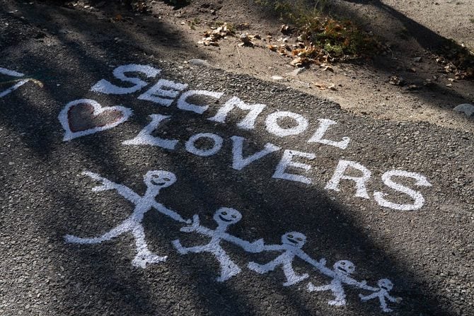 SECMOL LOVERSと書かれた地面